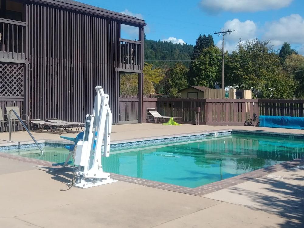 Oakridge Inn & Suites Exterior foto